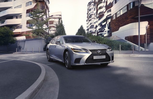 „Szia Lexus!” – így frissült az LS!