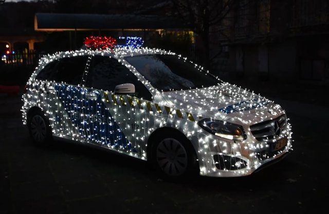 Idén csak itt láthatod a karácsonyi fénybe öltözött rendőrautót!