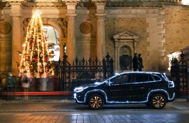 Suzuki Advent: S-Cross viszi az ajándékokat! De vajon hova?