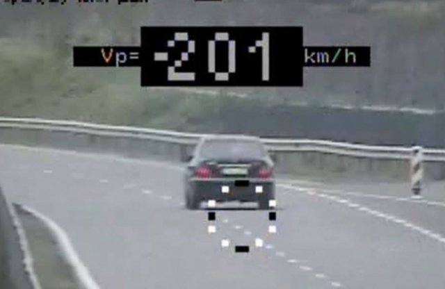 Csekket kapott a Mikulástól a 200 felett száguldó sofőr