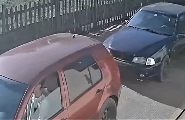 Egyik lopott autót húzták a másikkal: rács mögött a tolvajbanda