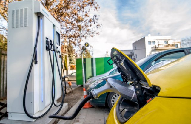 Benzines vs. elektromos autó? Megéri még árammal autózni?