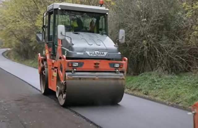 Jobb aszfaltot próbál kikísérletezni a Magyar Közút