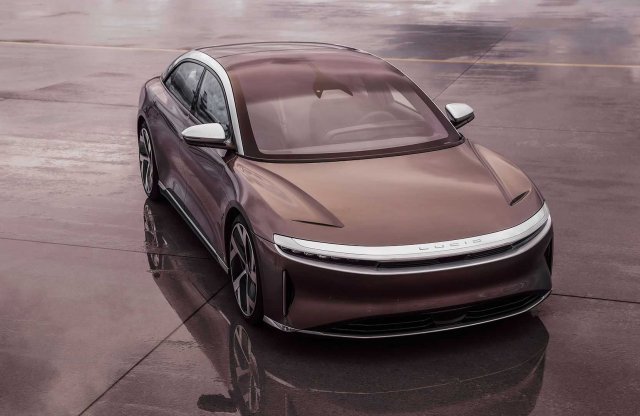 883 kilométeres hatótávval érkeznek Európába a Lucid első autói