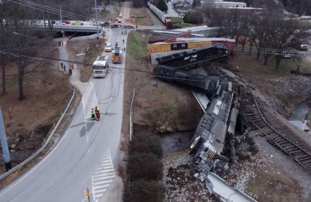 A vonat nem játék: így töri át az útjába kerülő betonfalat!