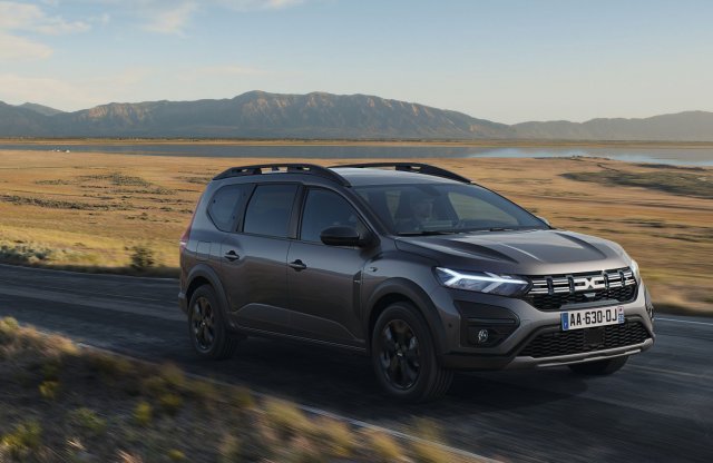 Ez lesz a legdrágább Dacia? Megmutatták a hibrid Joggert!
