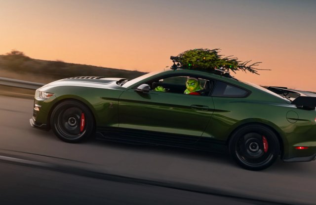 Idén egy Mustangon hasít a világ leggyorsabb karácsonyfája