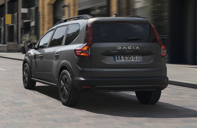 Gyorshajtás, hibrid Dacia és a karácsony a hét slágertémái