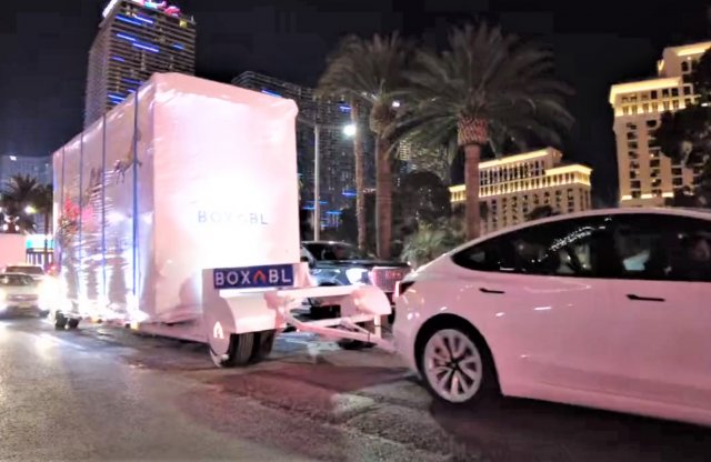 Videó: Így vontatja a házat egy Tesla Model 3!