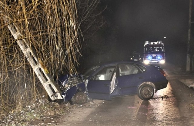 Betonoszlopot döntött a lopott Corollával, ittasan, jogsi nélkül