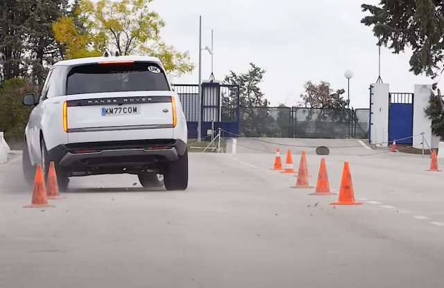 Videó: brutális orrtolással tarolta a bójákat a Range Rover