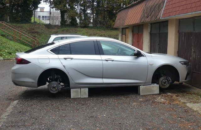 A saját autója kerekeit is ellopta, hogy ne gyanakodjanak rá