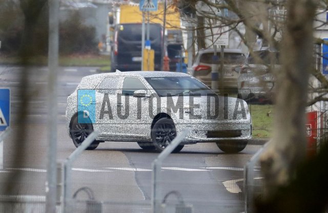 A bokorból csípték el a Ford új, VW alapú elektromos modelljét