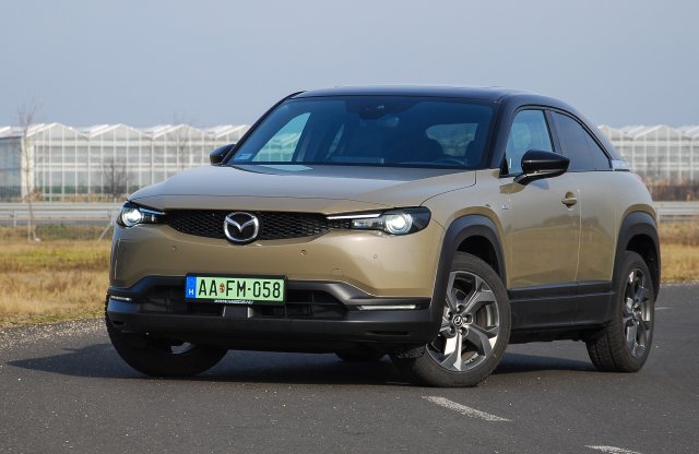 Segít rajta a gyorsabb töltés? Teszten a Mazda MX-30!