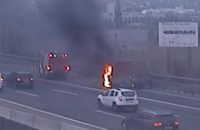 Videón az M0 leállósávjában lángoló furgon!
