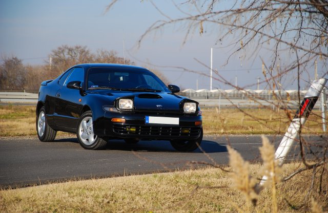 Egy letűnt kor álomautója: 32 évesen is jó a bukólámpás Celica?