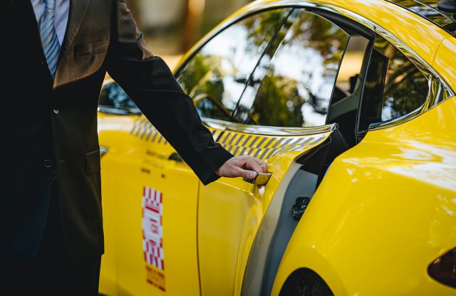 A Városligettől Bécsig taxizni, strandpapucsban? Íme a sztori!