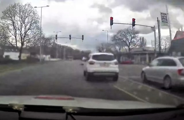 Videó: két rendőrautó száguld át Budapesten egy Fordot követve