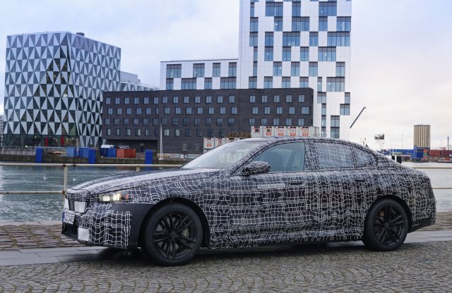 A BMW nagy szedánját sem kerüli el a villanyosítás: jön az i5