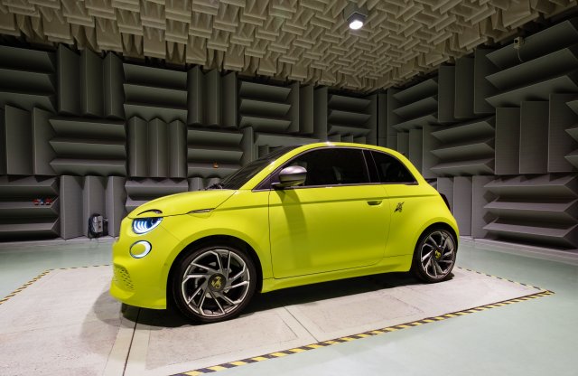 Benzinesnek hazudja magát az Abarth 500e a hanggenerátorával