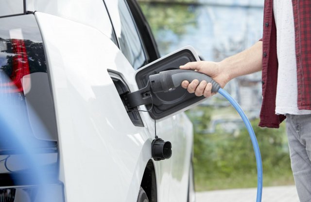 Napelemes töltéssel alacsony karbonlábnyommal autózhat