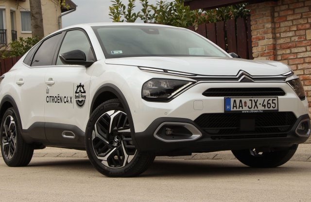 Mitől X a C4?  – Benzinmotorral próbáltuk a Citroën újdonságát