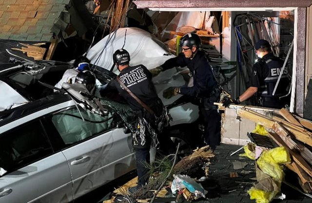 SUV landolt a ház tetején, újabb lehetetlen balesetet Amerikában
