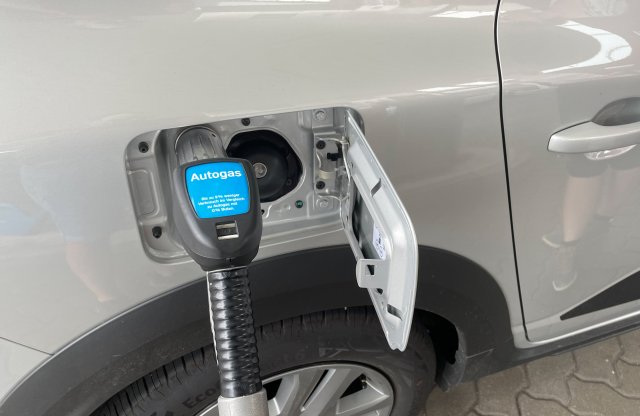 Zuhan az üzemanyagok ára, péntekig várj a tankolással!