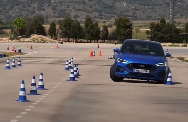 Vajon megbirkózik a jávorszarvasokkal a frissített Ford Focus?