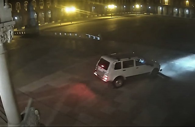 Felküldte a lépcsőn a Lada Nivát, nem az autónak lett baja!