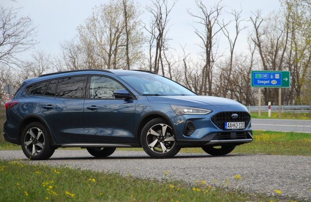 A háromhengeres kombi, ami dízel SUV-nak képzeli magát?