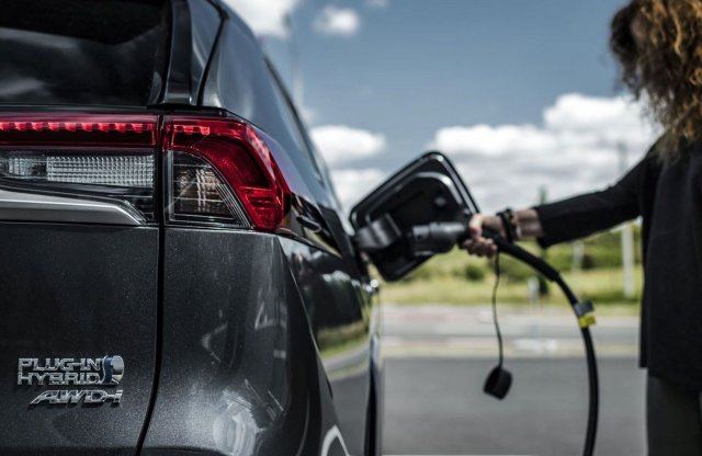 A Toyota is megugorja a konnektoros hibridek egyik álomértékét