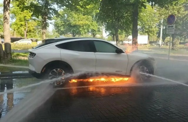 Kigyulladt egy Ford Mustang Mach-E, de meglepően jól átvészelte