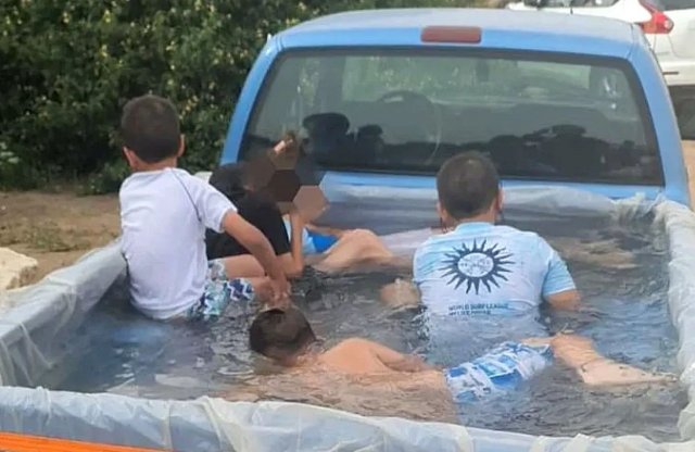 Platón fürödtek a gyerekek, menet közben