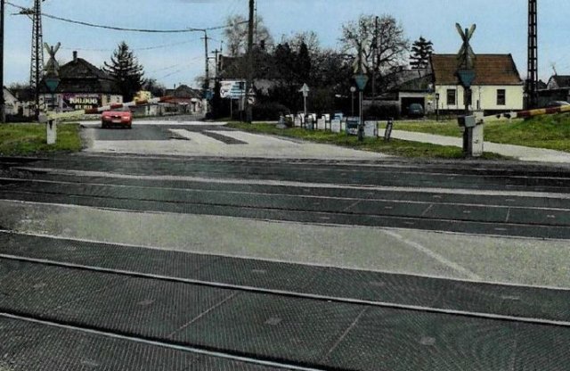 Tilosba hajtott a vasúti átjáróban, ez lett a vége