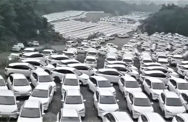 Ezerszámra állnak az eladhatatlan villanyautók Kínában?