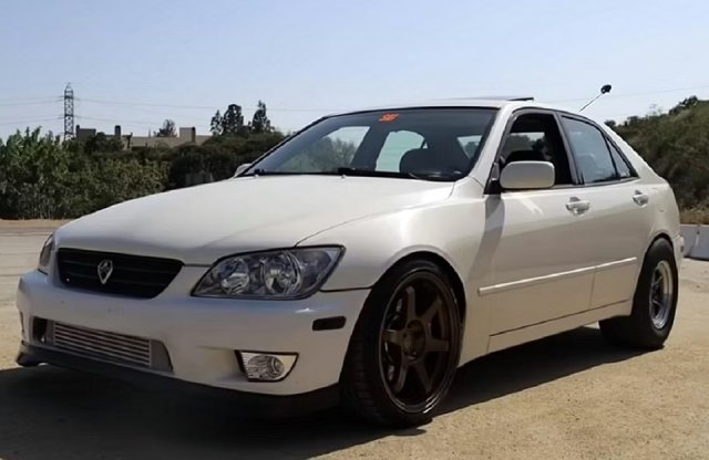 McLarent eszik reggelire ez az öreg Lexus IS