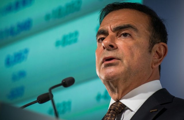 Dobozba csempészve szökött, most egymilliárd dollárt követel