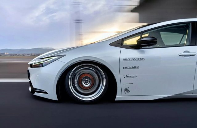 Már létezik Toyota Prius döntött kerekekkel, porig ültetve is!