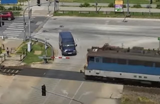 Rendőrségi drón a vasúti átkelőben? Még gyalogost is fogott!