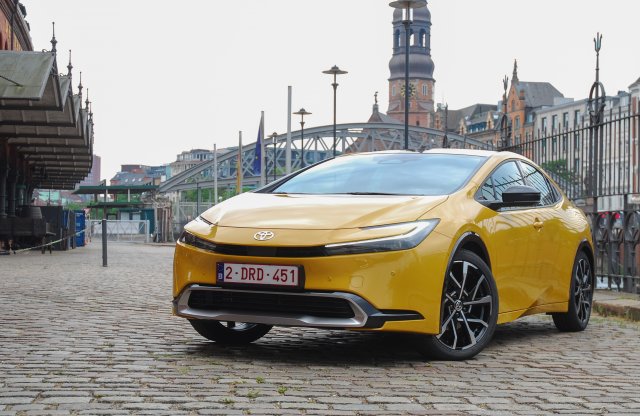 Videón az új Toyota Prius, padlógázzal a német autópályán!