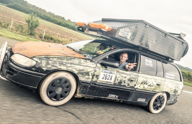 Egy rakás felmatricázott roncs versenyez épp át Magyarországon!