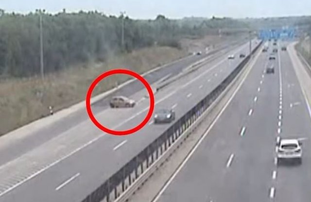 Forgalommal szemben szlalomozott az autópályán az idős bácsi!