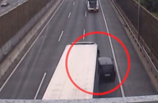 Nem figyelt a kamionos, megforgatta a személyautót az M0-son