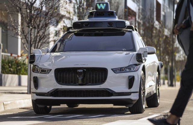 Leparkolt az út közepén az önvezető villanyautó, kell ez nekünk?