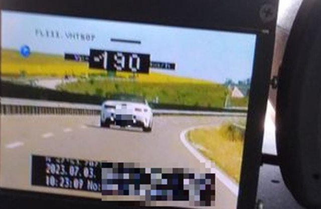 Drága autókkal száguldoztak, a bírság sem volt gyenge