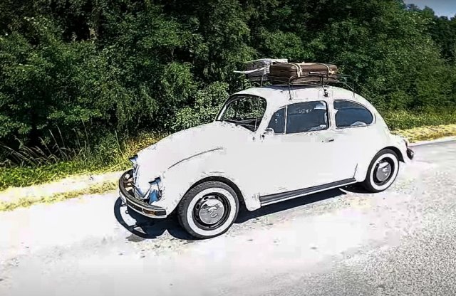 Így hasít a tetőcsomagtartós VW bogár a német autópályán!