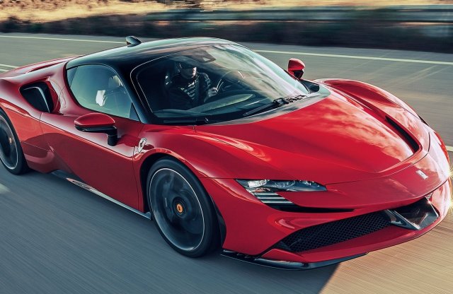 Így vásárol autót az arab sejk, akinek raklapon hozzák a pénzét