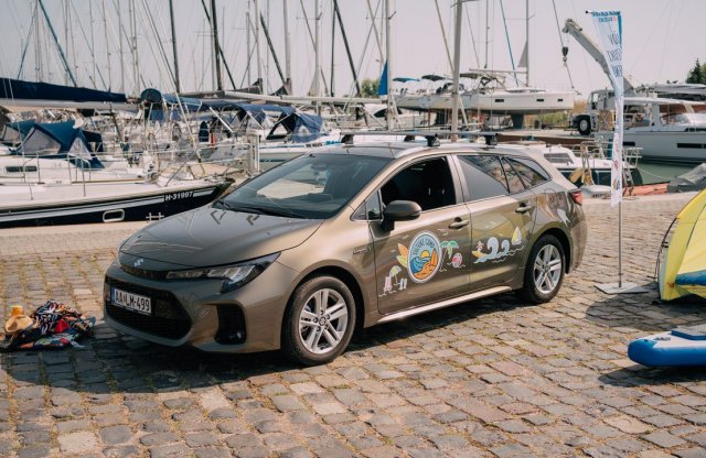 Hiába a drága benzin, még mindig autóval megy a többség nyaralni