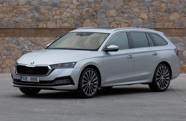 Videó: 220 felett a szakadó esőben egy Skoda Octaviával